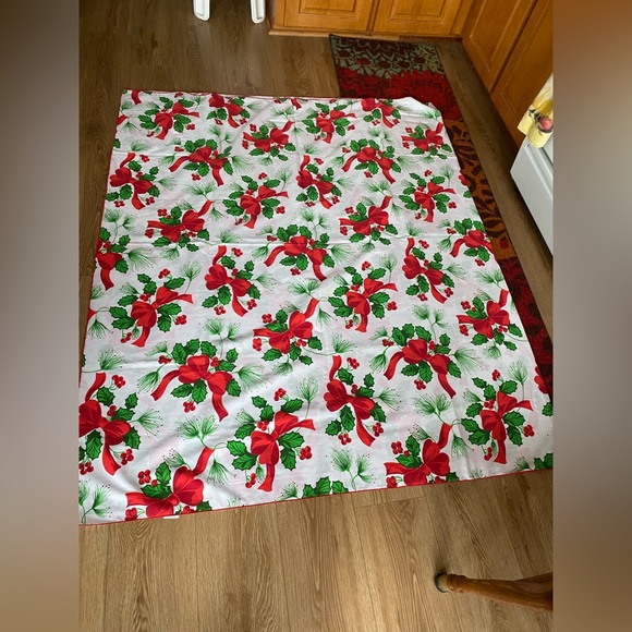 Vintage Leacock & Co. Inc. Christmas Bow & Holly Tablecloth - Picture 3 of 4